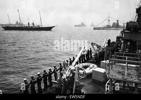 H.M il re oggi ha fatto la sua incoronazione revisione della flotta a Spithead.Il Royal Yacht fotografato da H.M.S Londra come ha passato verso il basso le linee. 21 Maggio 1937 Foto Stock