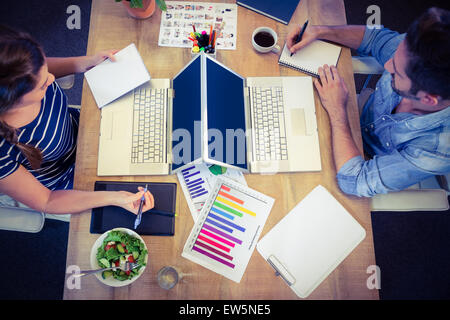 Felice lavoratori creativi banco di condivisione Foto Stock