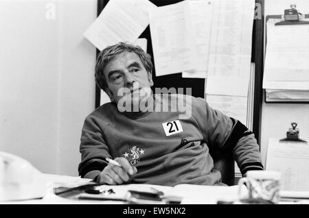 John Neal, Manager, il Chelsea Football Club, raffigurato nel suo ufficio, Stamford Bridge, Londra, 1 ottobre 1981. Foto Stock