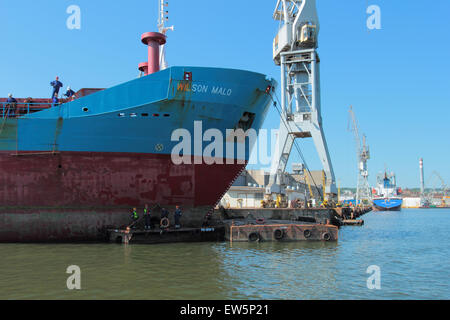 Lavoratori nel cantiere di riparazioni di una grande cisterna a Gdynia, Polonia Foto Stock