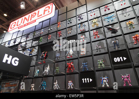 Tokyo, Giappone. Il 18 giugno, 2015. Vari modelli in plastica del manga e anime di Gundam sul display all'International Tokyo Toy Show 2015 a Tokyo Big Sight il 18 giugno 2015, Tokyo, Giappone. Giappone il più grande salone per produttori di giocattoli Attira acquirenti e collezionisti introducendo i più recenti prodotti da differenti toymakers dal Giappone e all'estero. La Toy Fair di vetrine circa 35.000 giocattoli da 149 società domestiche e straniere ed è tenuto per quattro giorni. Credito: Rodrigo Reyes Marin/AFLO/Alamy Live News Foto Stock