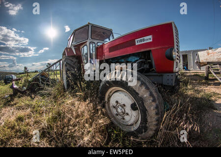 Un vecchio trattore russo Foto Stock