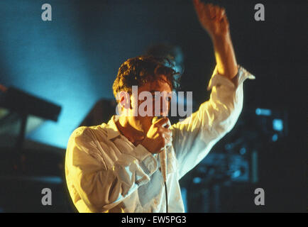 1984 Simple Minds, gruppo di musica, eseguendo o stadio, Scozia, Circa marzo 1984.1984 Simple Minds, gruppo di musica ad esibirsi sul palco, Scozia, circa del marzo 1984. Jim Kerr Foto Stock