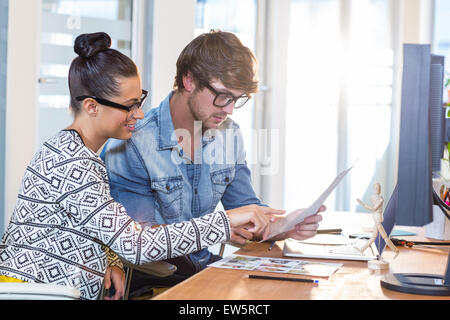 Professional progettisti che lavorano su foto Foto Stock