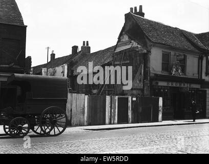 Uxbridge High Street, vicino a Belmont Road, a seguito della demolizione del Lion Inn. Londra, circa 1931. Foto Stock