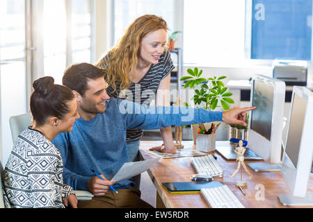 Professional progettisti che lavorano su foto Foto Stock