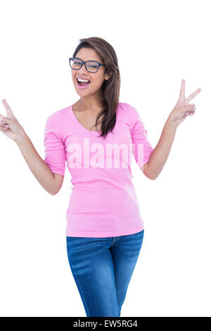 Bella bruna puntando con le dita e guardando la fotocamera Foto Stock