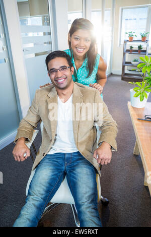 Partner sorridente divertendosi Foto Stock