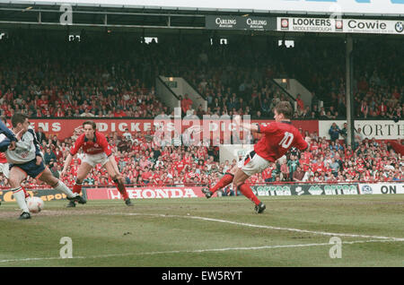 Middlesbrough v il centro di Luton, l'ultima partita giocata a Ayresome Park. John Hendrie segna il secondo gol per Middlesbrough. Punteggio finale 2-1 a Middlesbrough. League Division 1. Il 30 aprile 1995. Foto Stock