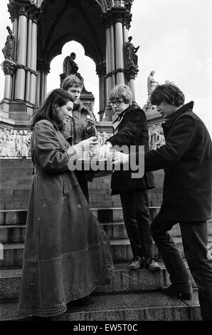 Giovane pop stars si sono riuniti presso la Albert Memorial a Londra per un pane e acqua il pranzo per attirare l attenzione di Oxfam Natale appello. Nella foto (da sinistra a destra), Sue Pulford, un assistente di produzione con Oxfam, che serve pane e acqua a Paul Jones, Peter Ash Foto Stock