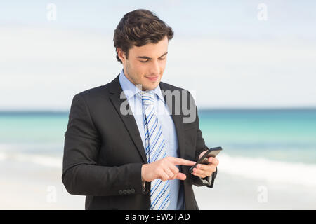 Imprenditore utilizzando il suo smartphone Foto Stock
