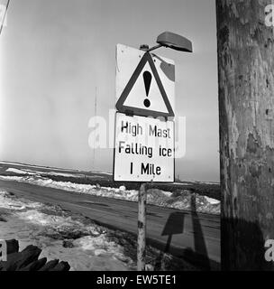 Emley Moor stazione trasmittente il montante il giorno prima è crollata. La caduta di ghiaccio è stata un problema regolare in inverno e il 19 marzo 1969, una combinazione di venti forti e il peso del ghiaccio che si era formata attorno alla sommità del montante di sollevamento e sul ragazzo i fili portati Foto Stock