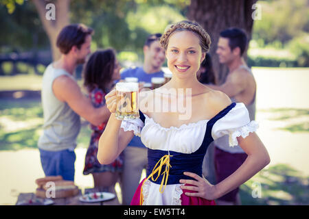 Piuttosto oktoberfest bionda tostare nel parco Foto Stock