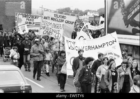 CND hanno marciato dalla pace visto qui a partire dal Comune Hearsall 26 maggio 1984 Coventry era ridurre al caos come decine di migliaia di dimostranti hanno preso parte a un divieto-bomba rally. Anti-nucleare manifestanti da tutto il paese è arrivato in città il 26 maggio Foto Stock