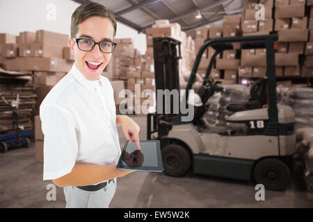 Immagine composita di geeky imprenditore utilizzando il suo tablet pc Foto Stock