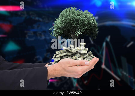 Immagine composita di imprenditore con braccia presentare qualcosa Foto Stock