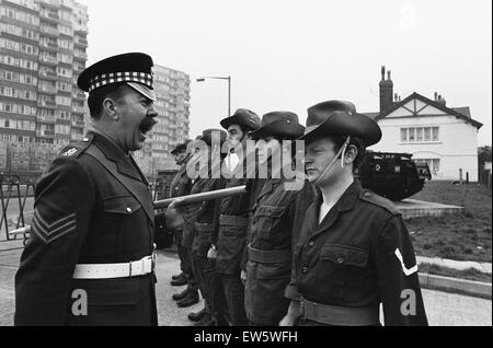 Il sergente Bill Davies della Guardia scozzese, trapani Brian Miller, William Ellis, Graham Corry, Stephen Berkoff, Warren Clarke, Tony Colegate e William Kendrick, membri del Liverpool Playhouse cast per i loro ruoli in 'la lunga e breve e gli alti Foto Stock