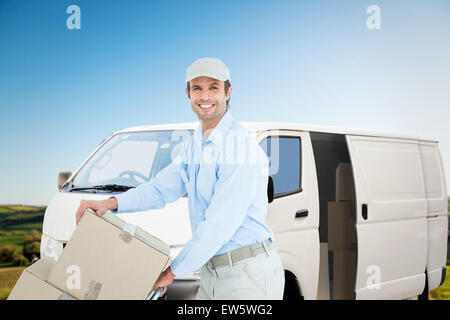 Immagine composita di fiduciosa consegna uomo carrello di spinta di scatole di cartone Foto Stock