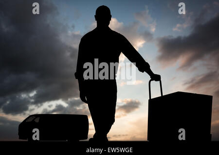 Immagine composita di fiduciosa consegna uomo con scatole di cartone Foto Stock