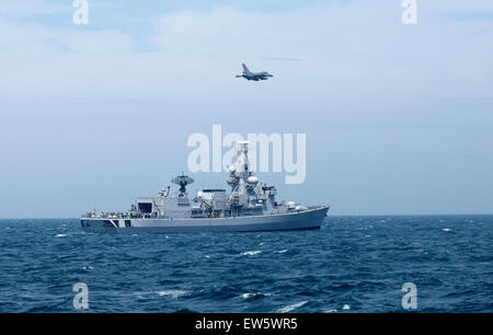 Bruxelles. 17 Giugno, 2015. Un F-16 Fighting Falcon del Belgio Air Force vola verso una fregata durante un trapano nel Mare del Nord, 17 giugno 2015. Credito: Wang Xiaojun/Xinhua/Alamy Live News Foto Stock