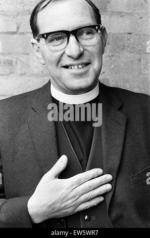 Il reverendo Richard Owen, Vicario di St James, Dudley, il Black Country, West Midlands, Inghilterra. 25 maggio 1968. Foto Stock