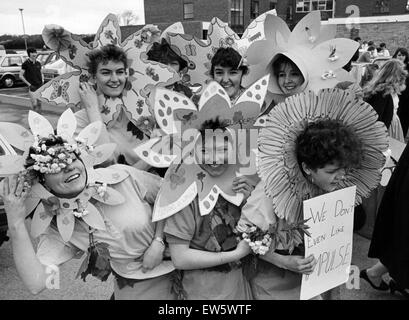 Gli studenti di St Mary's Sixth Form College, Middlesbrough, prendere parte a fun run, 15 maggio 1986. Foto Stock