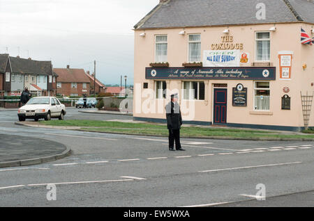 Poliziotto in piedi al di fuori del Coxlodge in, Fawdon Newcastle Upon Tyne, dove la scorsa notte (24 settembre 1995) e Derek Lee è stato assassinato da Steven Cook e John Harvey. Cuocere e Harvey erano armati con un coltello e un fucile da caccia e al di fuori del pub hanno pugnalato hi Foto Stock