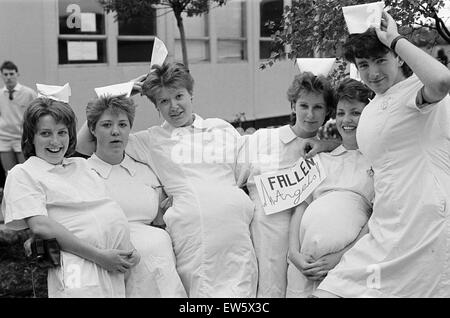 Gli studenti di St Mary's Sixth Form College, Middlesbrough, prendere parte a fun run, 11 maggio 1987. Foto Stock