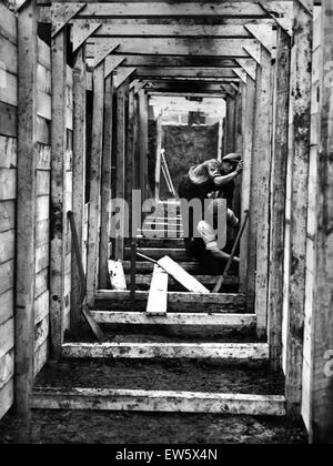 Timbering fino le trincee profonde in Birkenhead Park. I rifugi hanno sedi lungo ciascun lato e devono essere coperti con massa allentato. Birkenhead, Merseyside, 28 settembre 1938. Foto Stock