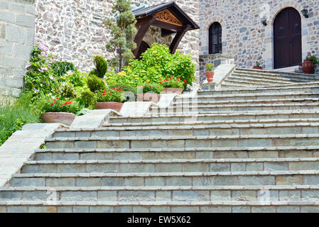 Ingresso di un monastero del mediterraneo con il vecchio stile scale in cantiere Foto Stock