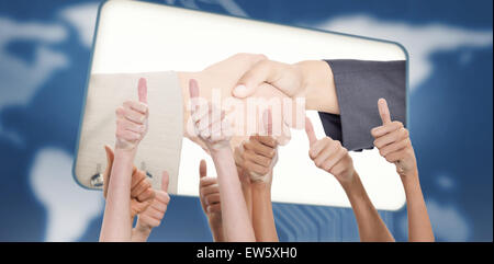 Immagine composita di pollice e sollevato in alto le mani Foto Stock