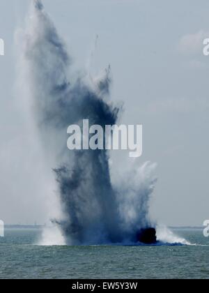 Bruxelles. 17 Giugno, 2015. Belgio Navy detona una miniera di mare durante un trapano nel Mare del Nord, 17 giugno 2015. Credito: Wang Xiaojun/Xinhua/Alamy Live News Foto Stock