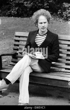 Art Garfunkel a Londra per promuovere il suo nuovo record 'Breakaway'. Nella foto, seduta su una panchina al di fuori del Savoy Hotel di Londra. Il 2 ottobre 1975. Foto Stock