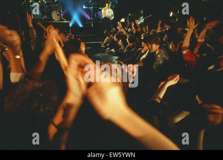 1984 Simple Minds, gruppo di musica, eseguendo o stadio, Scozia, Circa marzo 1984.1984 Simple Minds, gruppo di musica ad esibirsi sul palco, Scozia, circa del marzo 1984. Jim Kerr Foto Stock