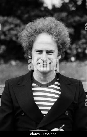 Art Garfunkel a Londra per promuovere il suo nuovo record 'Breakaway'. Nella foto, seduta su una panchina al di fuori del Savoy Hotel di Londra. Il 2 ottobre 1975. Foto Stock