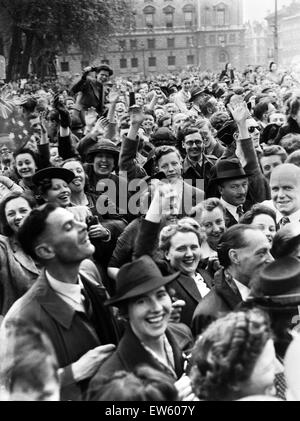 VE alle celebrazioni del Giorno a Londra alla fine della Seconda Guerra Mondiale. Alcuni della folla immensa riuniti a Westminster per le celebrazioni. 8 maggio 1945. Foto Stock