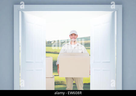 Immagine composita di courier uomo che porta una scatola di cartone Foto Stock