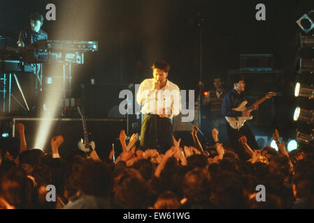 1984 Simple Minds, gruppo di musica, eseguendo o stadio, Scozia, Circa marzo 1984.1984 Simple Minds, gruppo di musica ad esibirsi sul palco, Scozia, circa del marzo 1984. Jim Kerr Foto Stock
