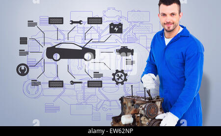 Immagine composita di sorridere meccanico maschio riparazione auto a motore Foto Stock