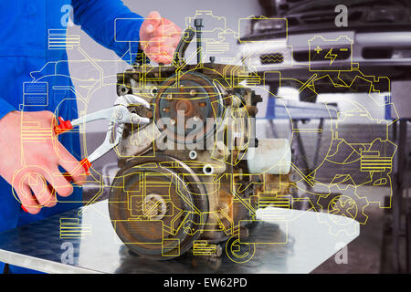 Immagine composita del meccanico maschio riparazione auto a motore Foto Stock