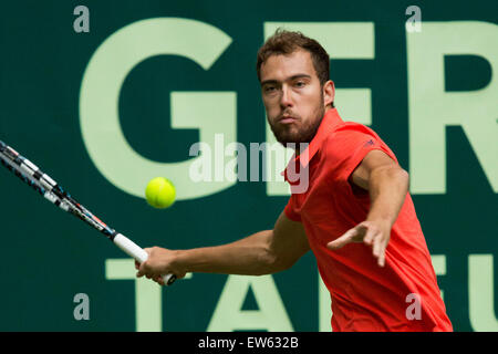 Jerzy Janowicz (POL) gioca un colpo al secondo round di ATP Gerry Weber Open Tennis campionati a Halle, Germania. Janowicz ha vinto 6-2, 5-7, 6-2. Foto Stock