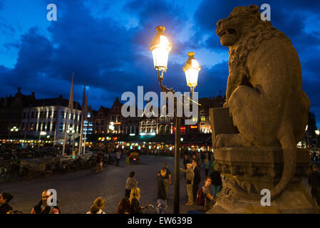 Bruges, Belgio, leone di pietra presso il portale del neo-gotico Provinciaal Hof Foto Stock