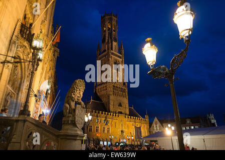 Bruges, Belgio, Provinciaal Hof e il campanile Torre Campanaria di sera Foto Stock