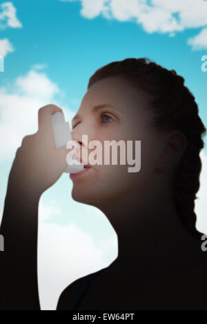 Immagine composita della donna usando un inalatore per l'asma Foto Stock