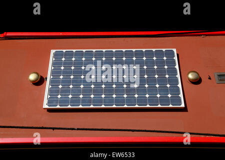 Un pannello solare sul tetto di un canal narrowboat Foto Stock
