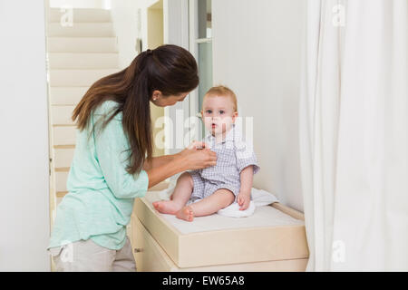 Felice madre di sposa il suo bambino Foto Stock
