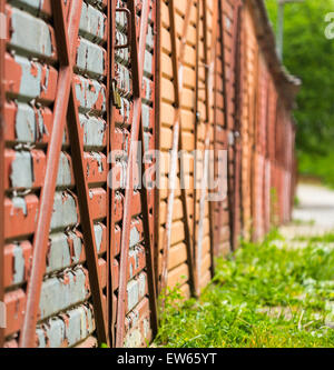 Metallo e vecchie autorimesse, posto in una fila. Foto Stock