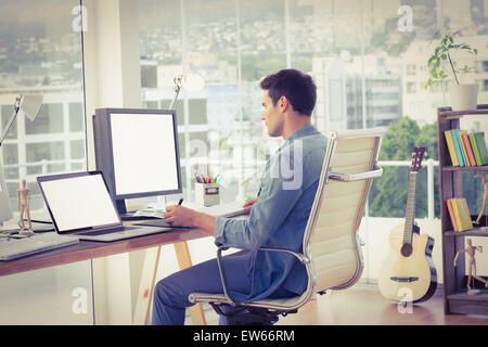 Casual uomo d affari con computer in ufficio Foto Stock