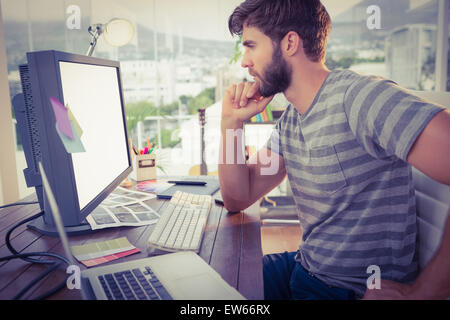 Casual Uomo d'affari cerca computer in ufficio Foto Stock