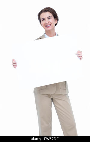 Sorridente imprenditrice tenendo premuto segno di vuoto Foto Stock